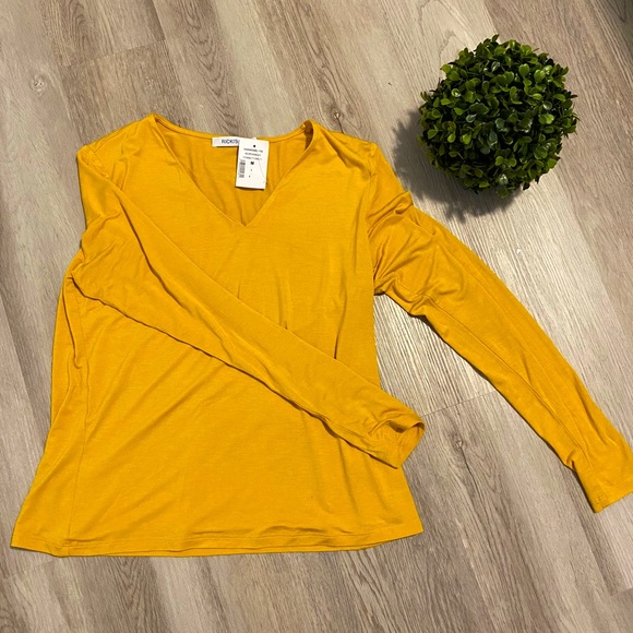 Long Sleeve! 🌻 - Picture 1 of 1